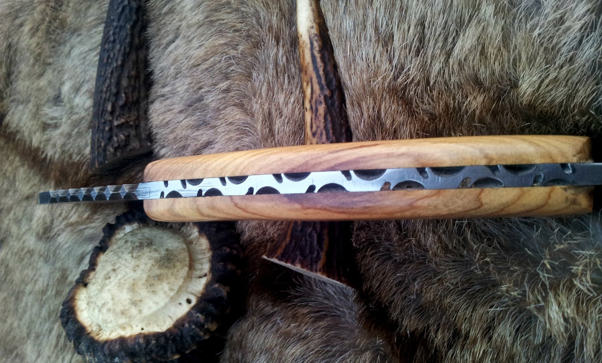 Premium Damascus Steel Gut Hook Skinning Knife – 9 Inch with Olive Wood Handle - Korvel