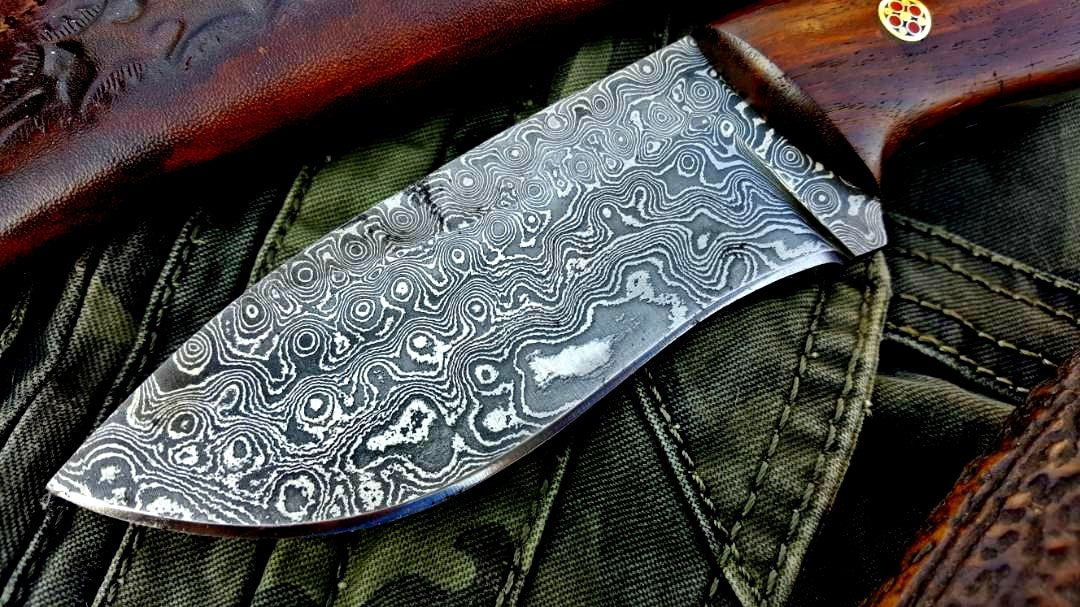 Premium Custom Damascus Steel Skinning Knife for Outdoor Enthusiasts - Korvel