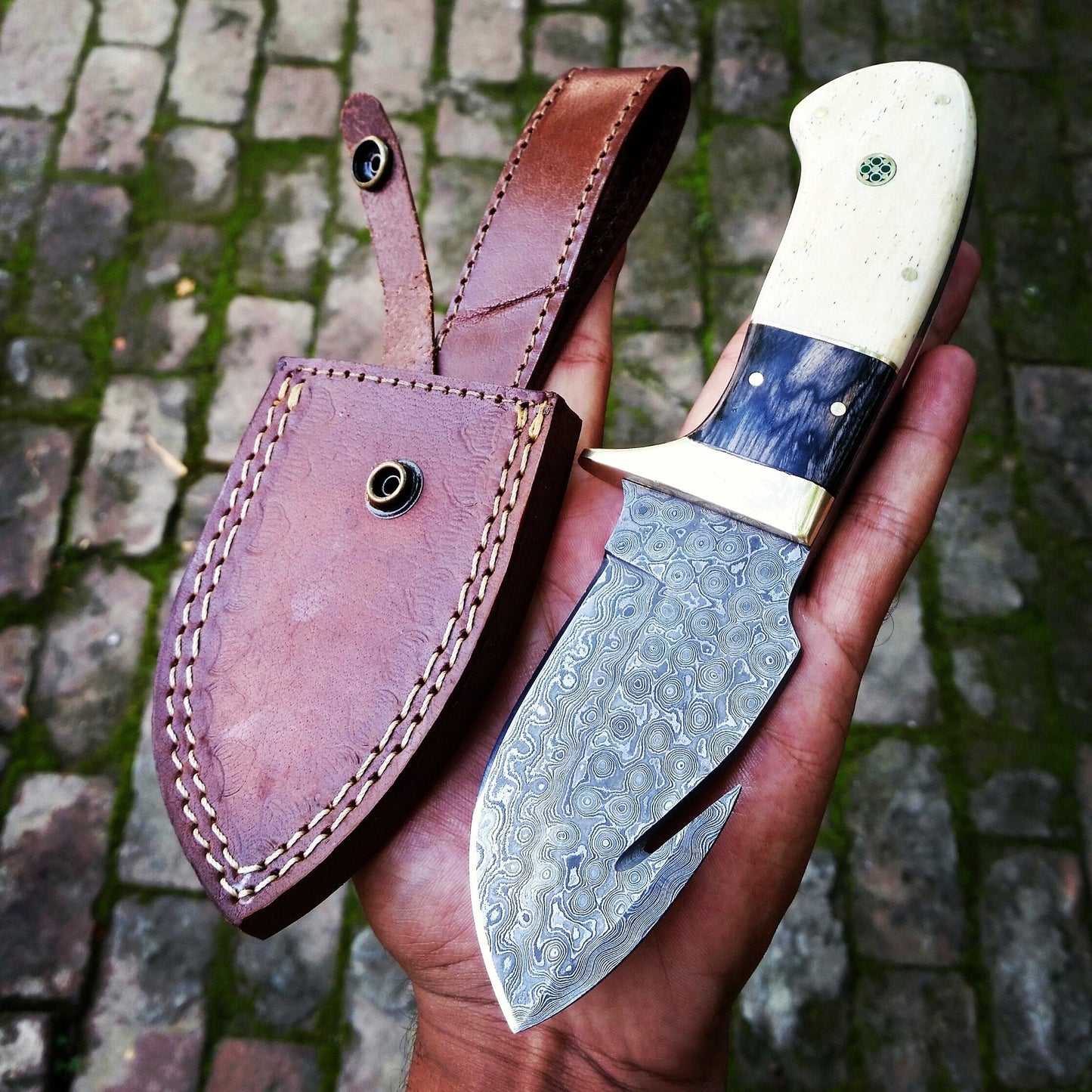 Exquisite Handmade Damascus Gut Hook Knife with Premium Wood Handle - Korvel