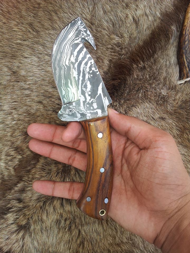 Premium Damascus Steel Guthook Knife with Elegant Rosewood Handle - Korvel