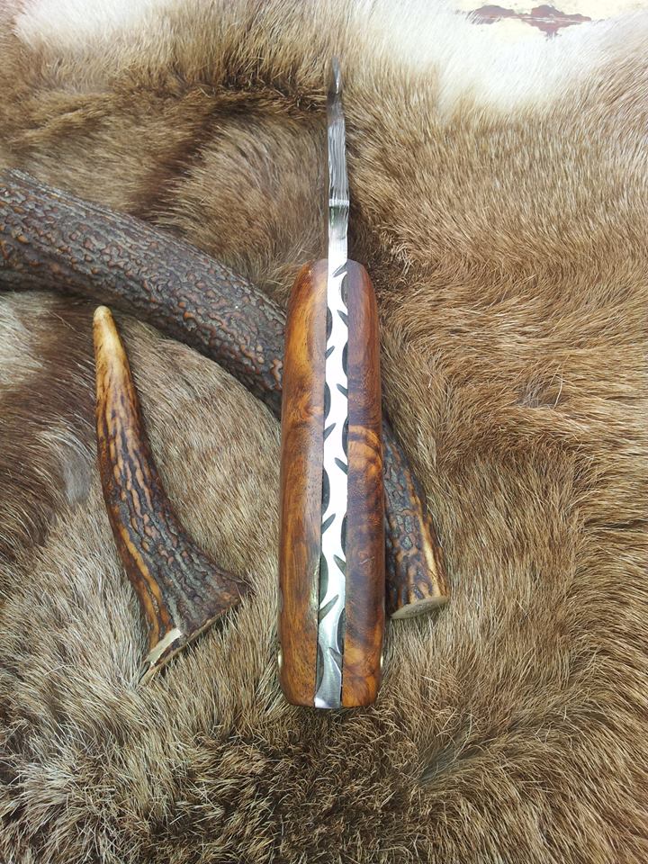 Premium Damascus Steel Guthook Knife with Elegant Rosewood Handle - Korvel
