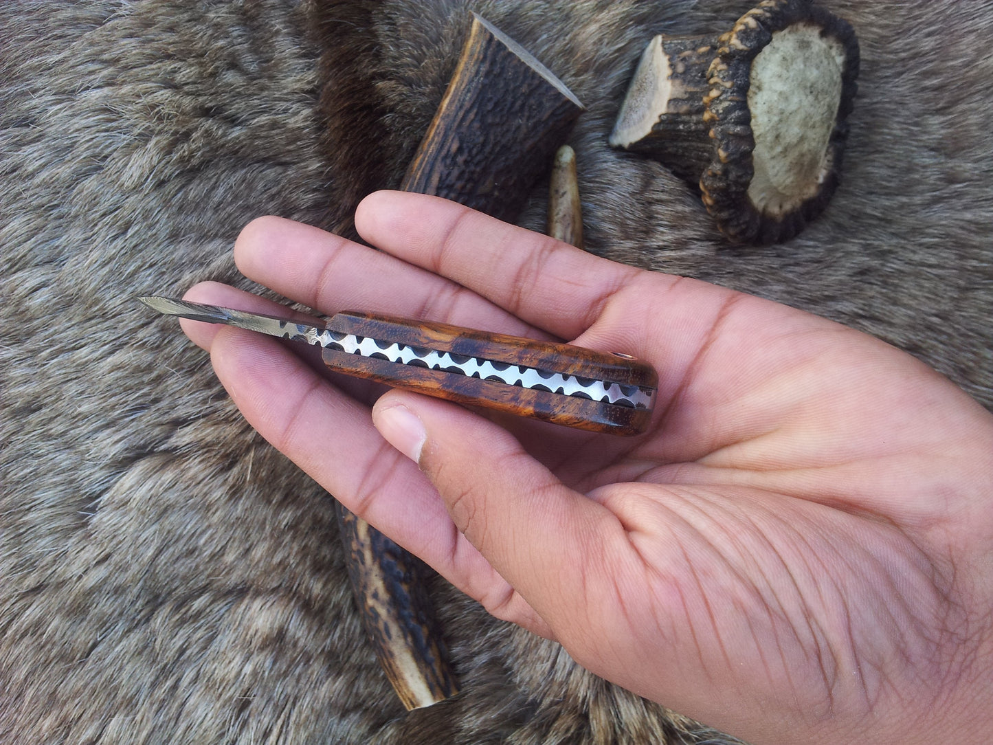 Compact Guthook Knife - Exquisite Damascus Steel & Elegant Rosewood Handle - Korvel
