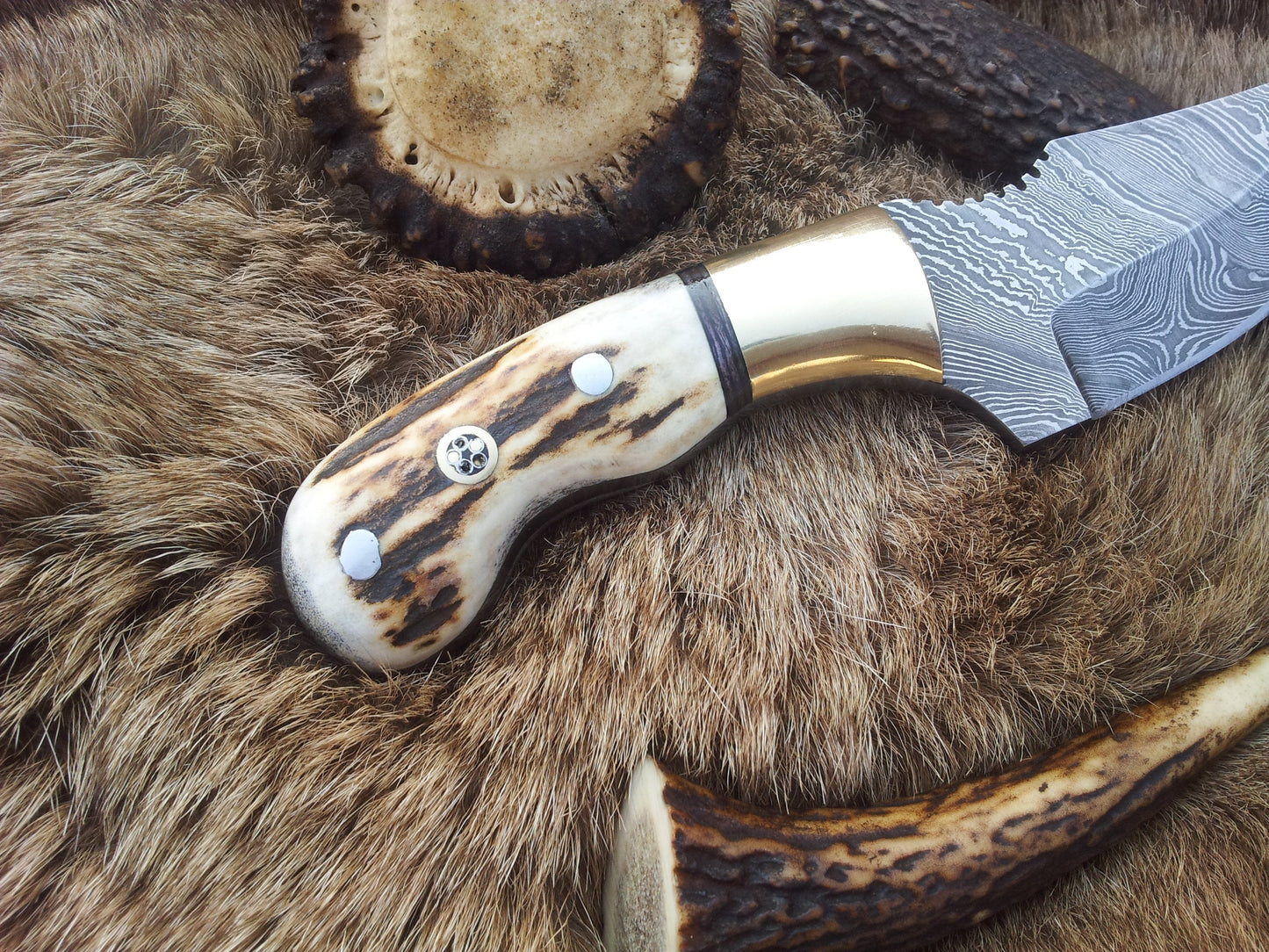 Premium Damascus Steel Hunting Knife – 7.25 Inch Drop Point Blade with Antler Handle and Brass Accents - Korvel