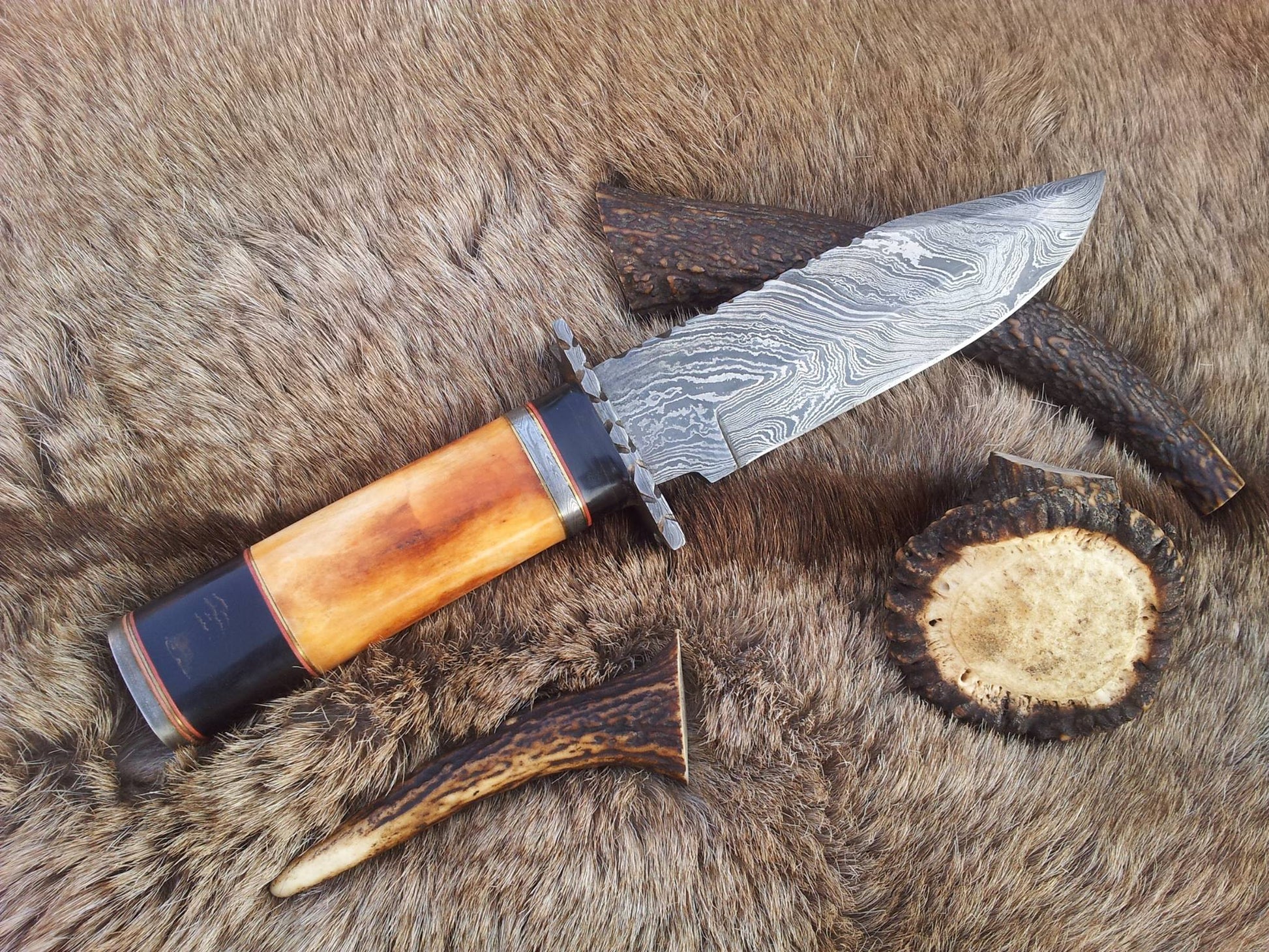 The Ultimate Hunter's Companion: Custom Damascus Steel Knife | Bone & Horn Handle | 11-Inch | Leather Sheath Included - Korvel
