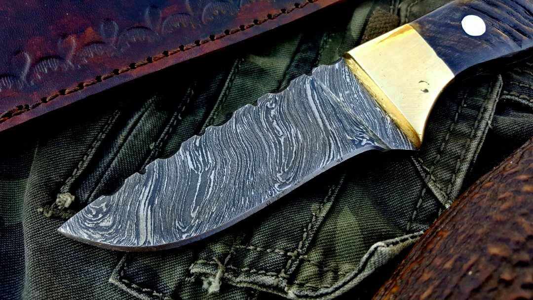 Artisan Crafted Damascus Steel Skinner Knife with Sheep Horn Handle - Korvel