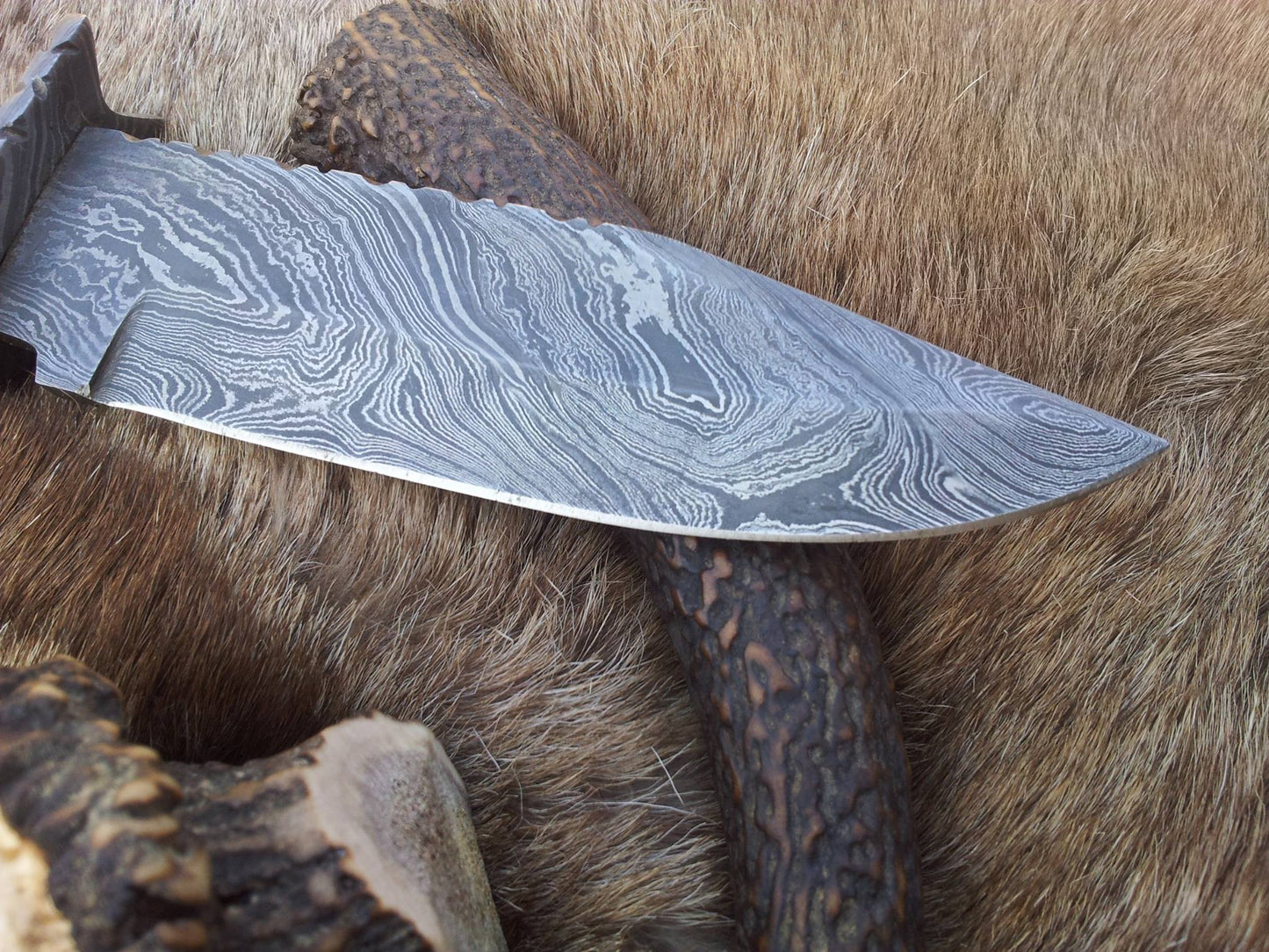 The Ultimate Hunter's Companion: Custom Damascus Steel Knife | Bone & Horn Handle | 11-Inch | Leather Sheath Included - Korvel