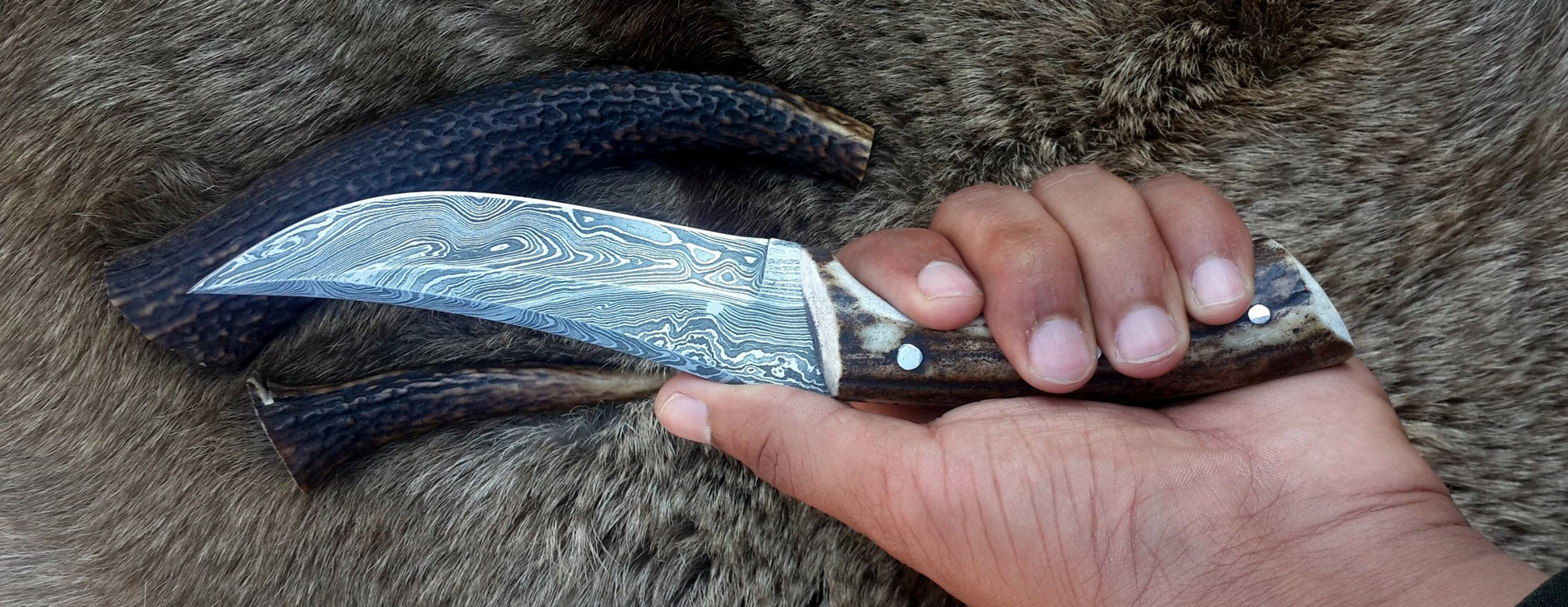 Premium Handcrafted Damascus Steel Knife with Stag Horn Handle - Korvel