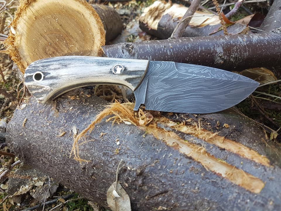 Handcrafted Damascus Steel Skinner Knife with Full Tang Design - Korvel