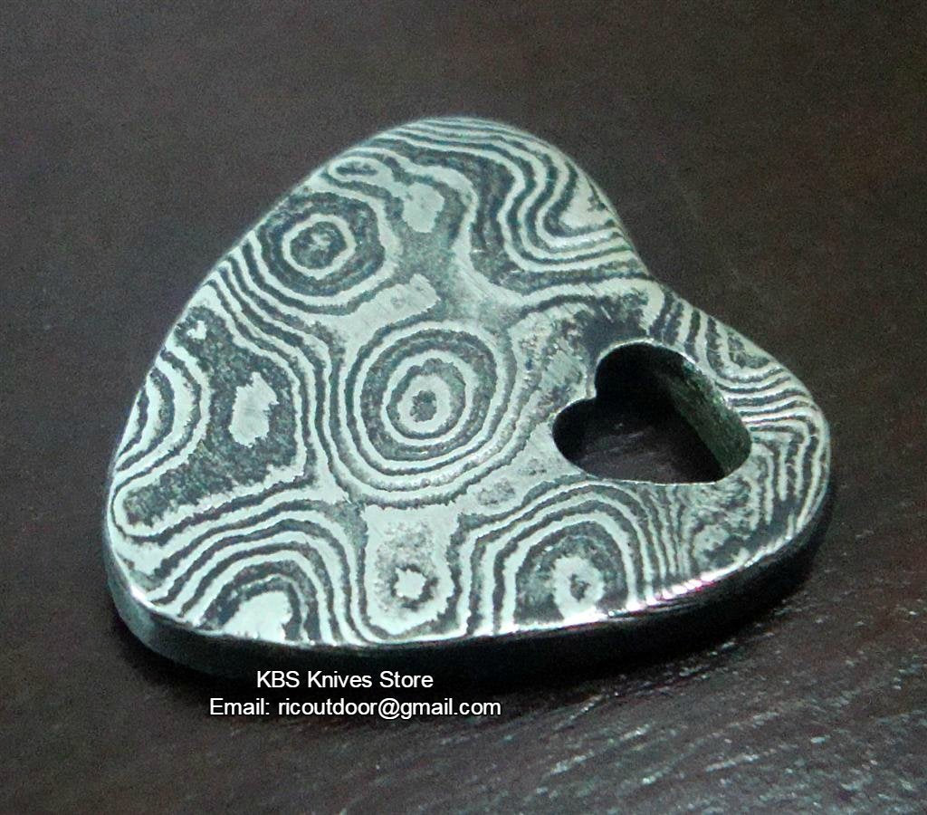 Exquisite Damascus Steel Heart Pendant - Korvel