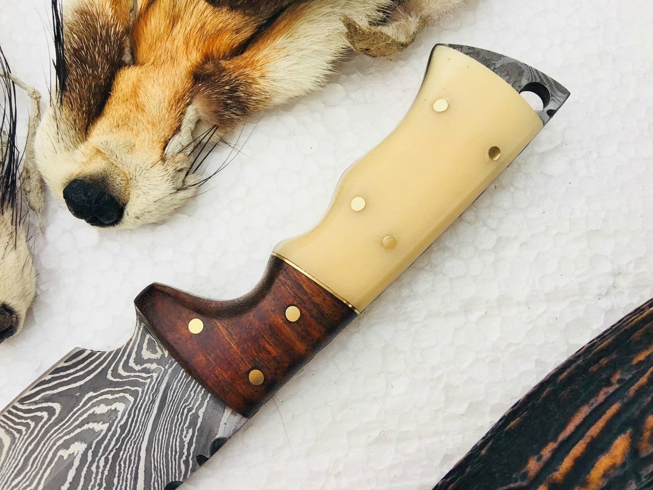Premium Handmade Damascus Steel Gut Hook Skinning Knife - Full Tang Design - Korvel