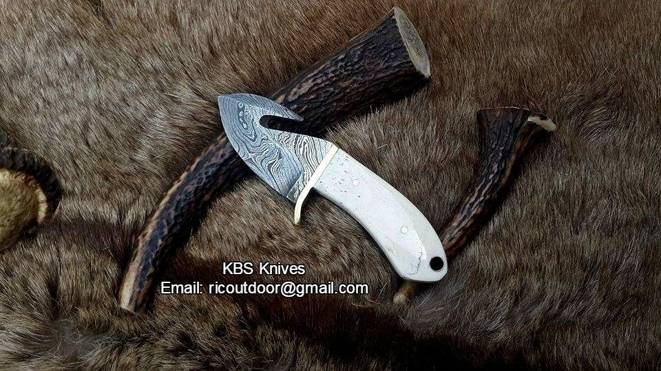 Compact Damascus Steel Guthook Knife with Rosewood Handle - Korvel