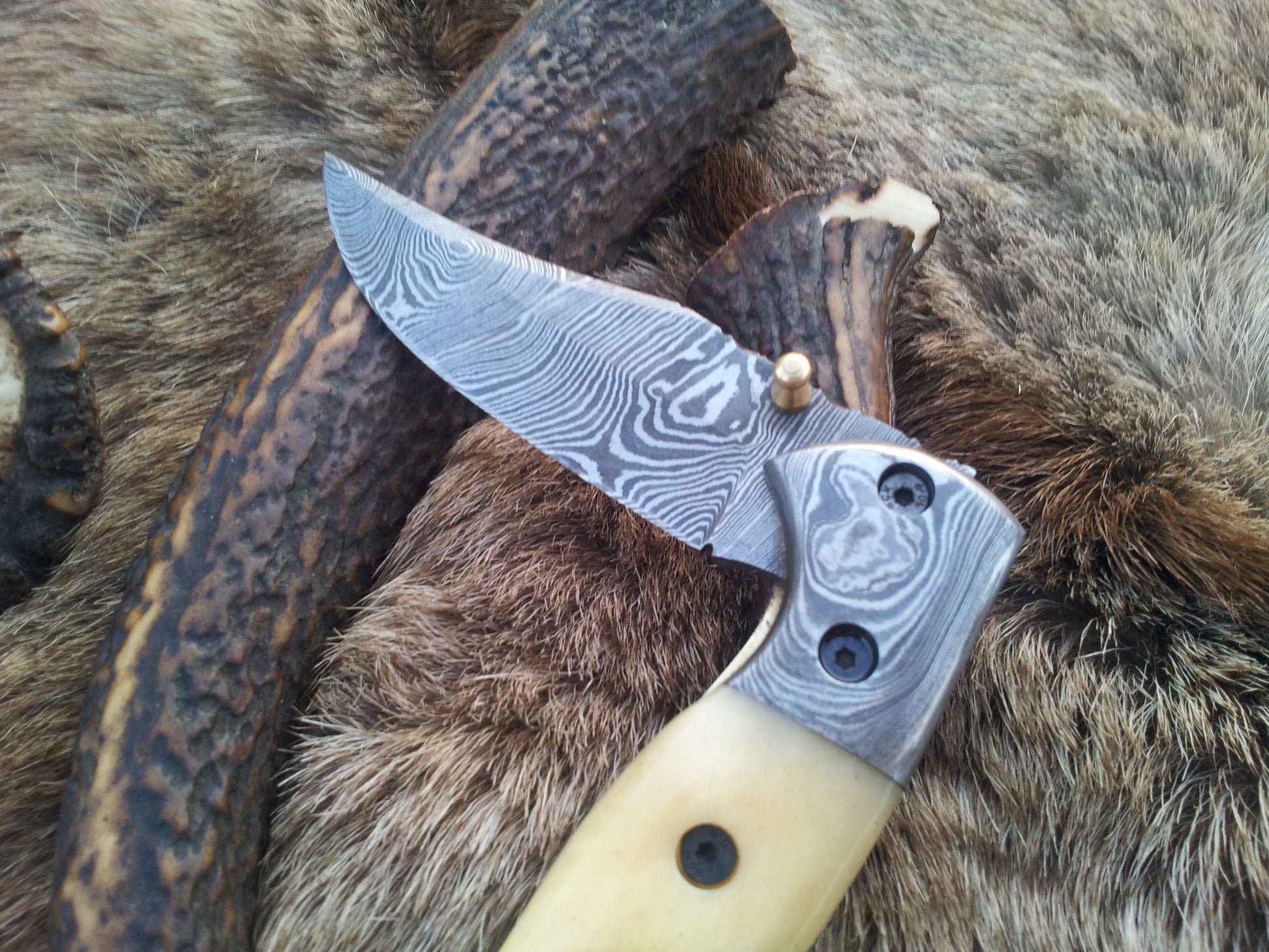 Premium Damascus Steel Folding Pocket Knife with Elegant Bone Handle – BoneCraft Edition - Korvel