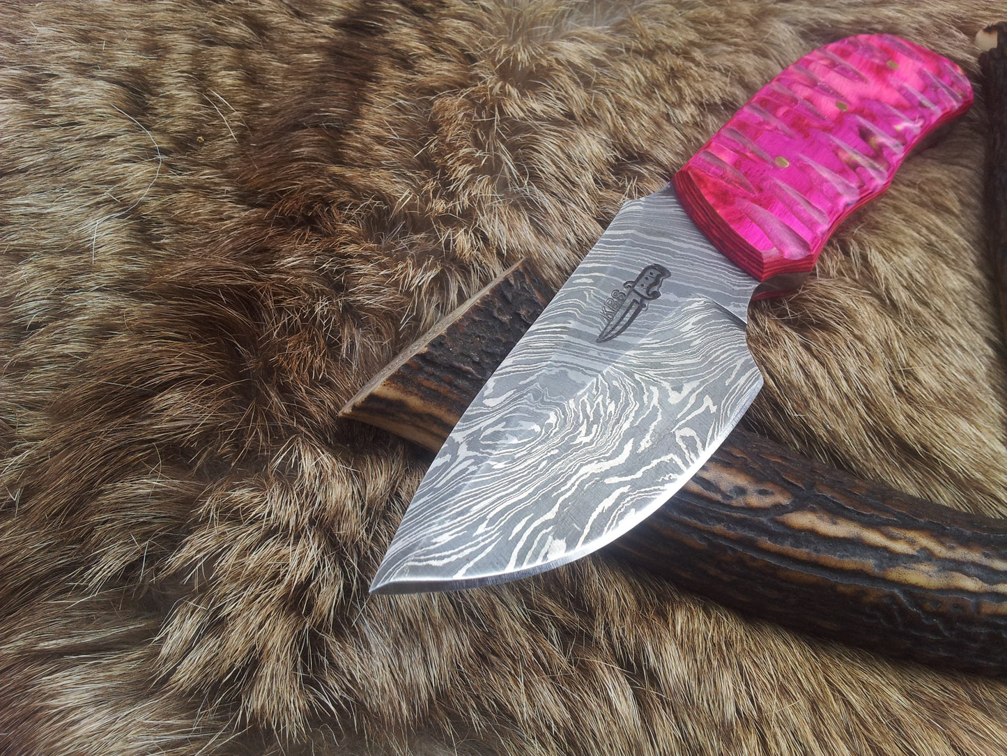 Vibrant Pink Pakka Wood Damascus Steel Skinning Knife – 7-Inch Precision Tool - Korvel