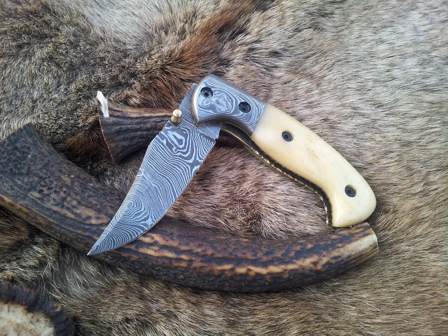 Premium Damascus Steel Folding Pocket Knife with Elegant Bone Handle – BoneCraft Edition - Korvel