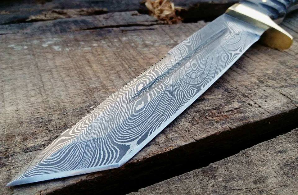 Premium Tanto Hunting Knife with Damascus Steel Blade and Elegant Wood Handle - Korvel