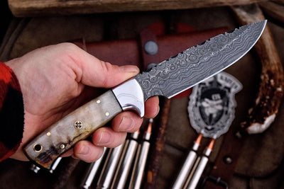 Premium Handcrafted Damascus Steel Deer Hunting Knife with Sheep Horn Grip - Korvel