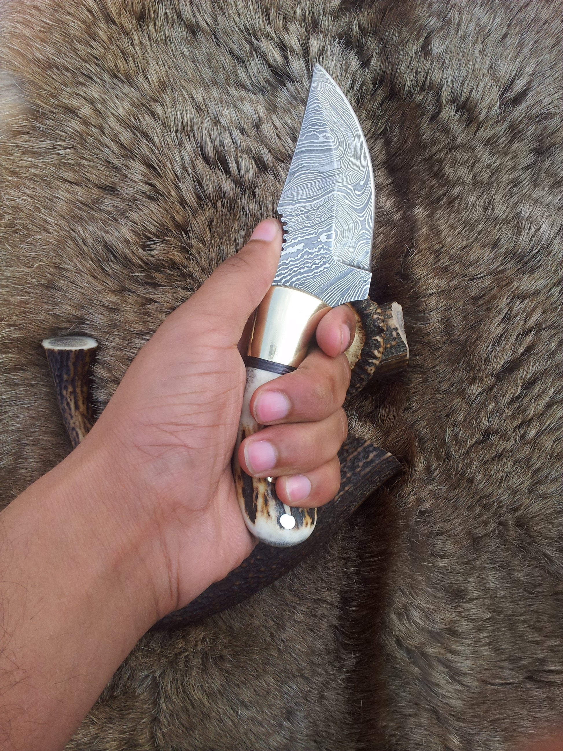 Premium Damascus Steel Hunting Knife – 7.25 Inch Drop Point Blade with Antler Handle and Brass Accents - Korvel