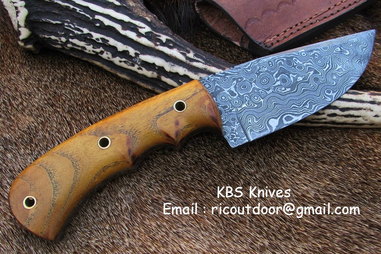 Premium 8.5-Inch Damascus Steel Skinning Knife with Elegant Wood Handle - Korvel