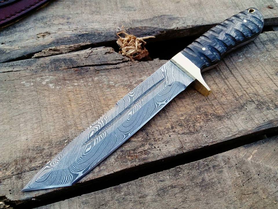 Premium Tanto Hunting Knife with Damascus Steel Blade and Elegant Wood Handle - Korvel