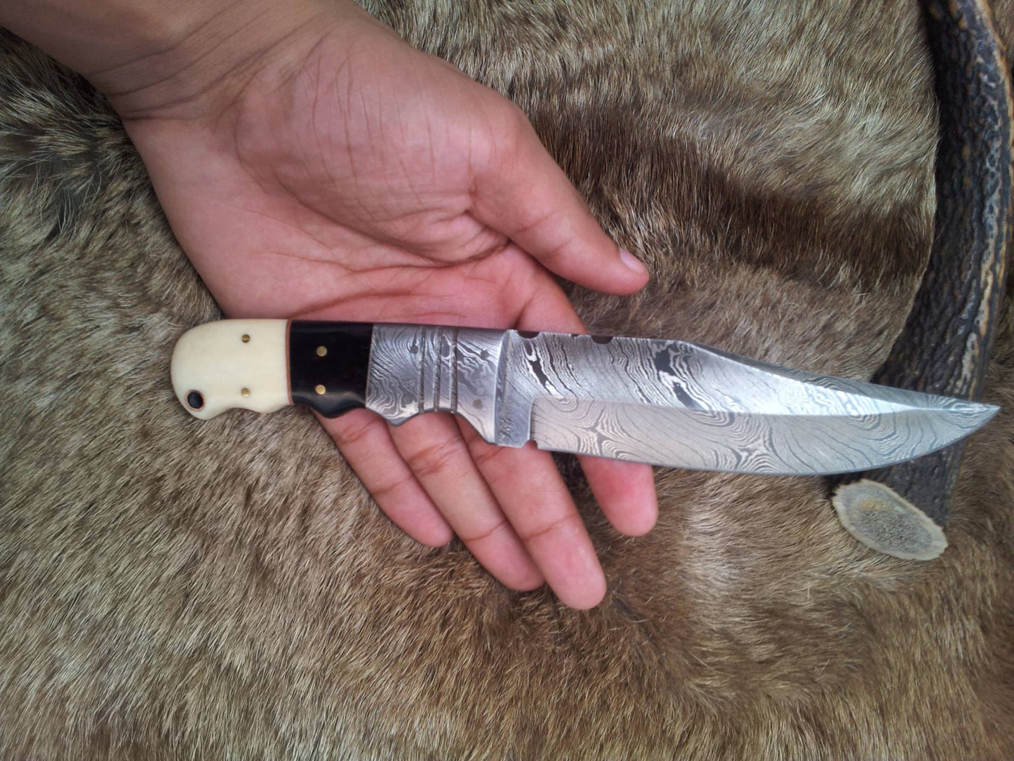 Exquisite Handmade Damascus Steel Knife - Korvel