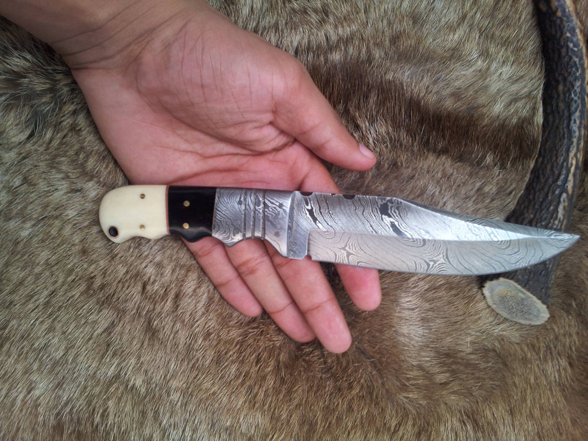 Exquisite Handmade Damascus Steel Knife - Korvel