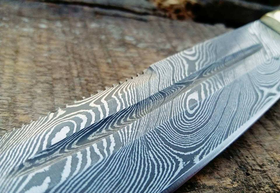 Premium Tanto Hunting Knife with Damascus Steel Blade and Elegant Wood Handle - Korvel