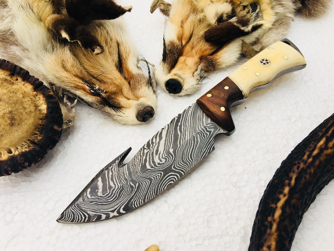 Premium Handmade Damascus Steel Gut Hook Skinning Knife - Full Tang Design - Korvel