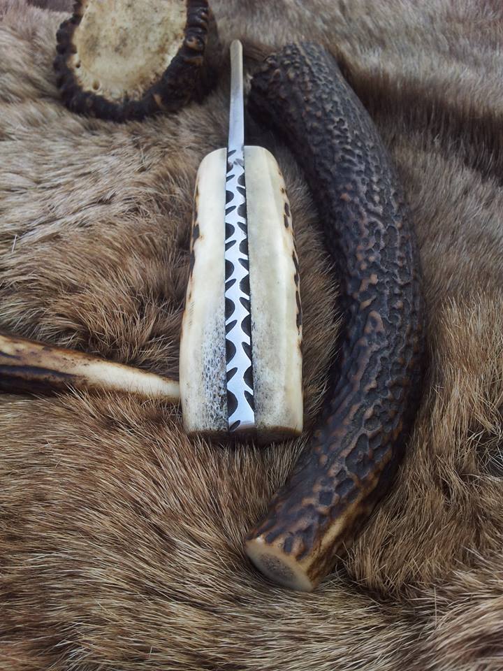 Handcrafted Damascus Steel Deer Skinning Knife with Unique Antler Handle – 7 Inch Precision Blade - Korvel