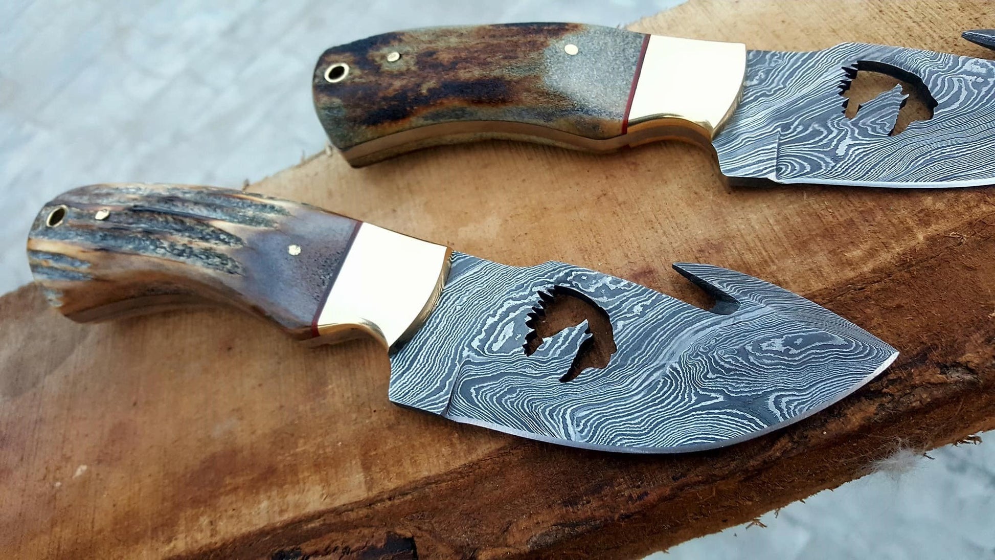 Artisan Crafted Deer Gut Hook Skinning Knife – Damascus Steel with Antler Handle - Korvel