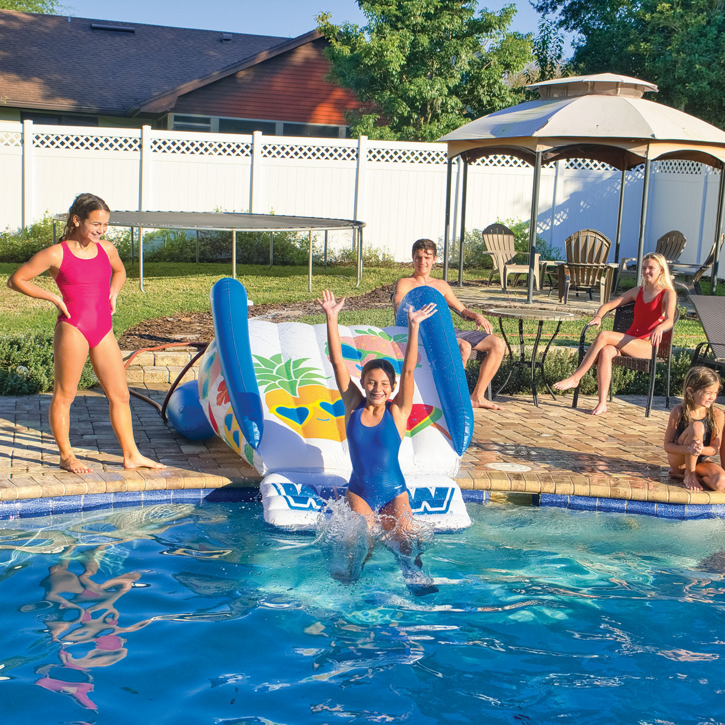 WOW Sports Fruit Fun Soaker Sprinkler Deslizador Inflable