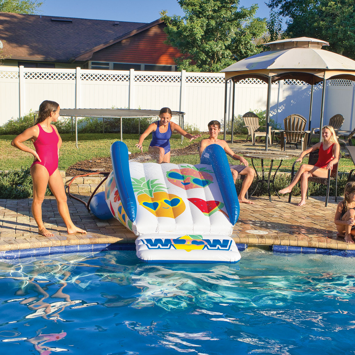 WOW Sports Fruit Fun Soaker Sprinkler Deslizador Inflable