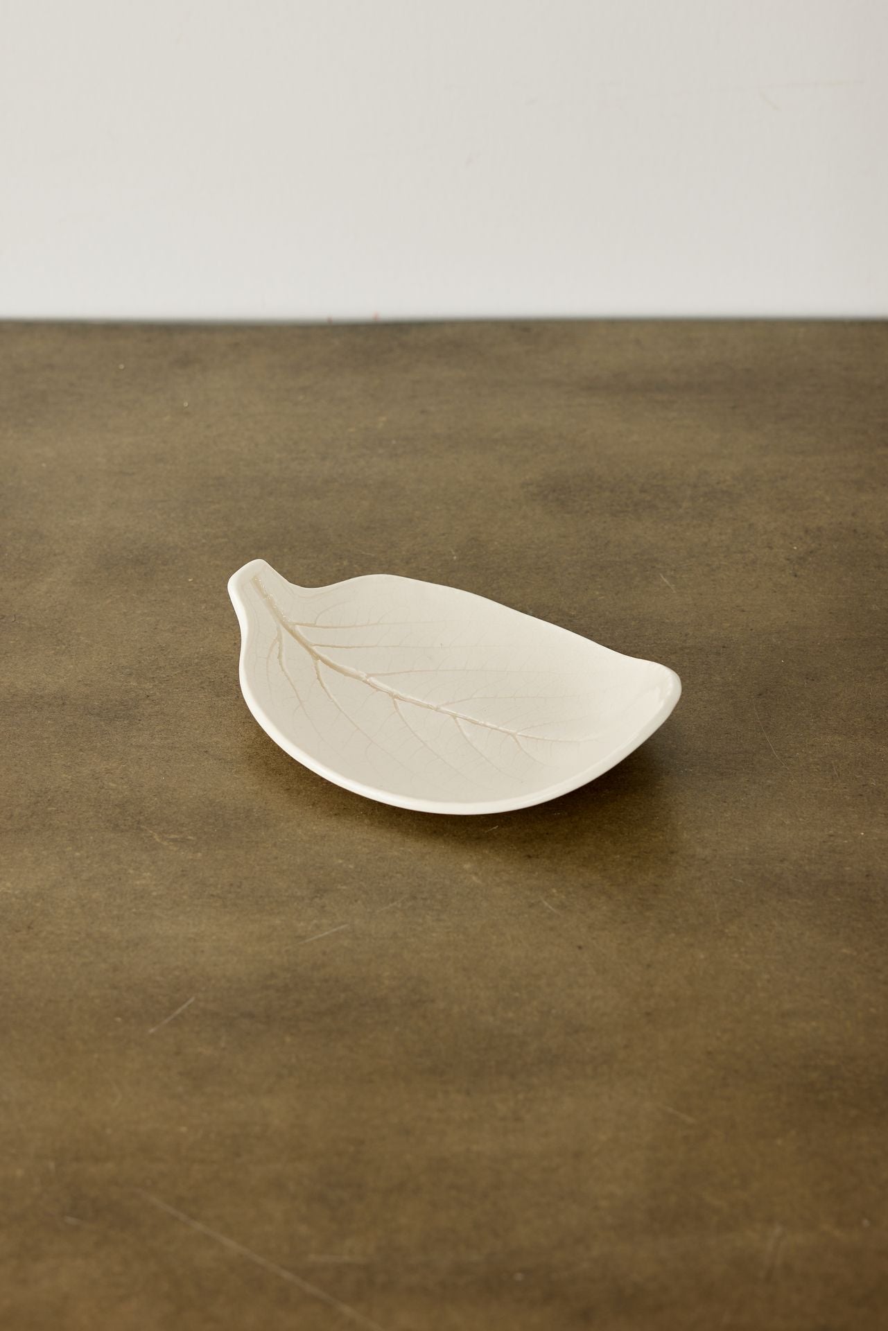 Plato de Joyas de Porcelana en Forma de Hoja - Acento Elegante para el Hogar