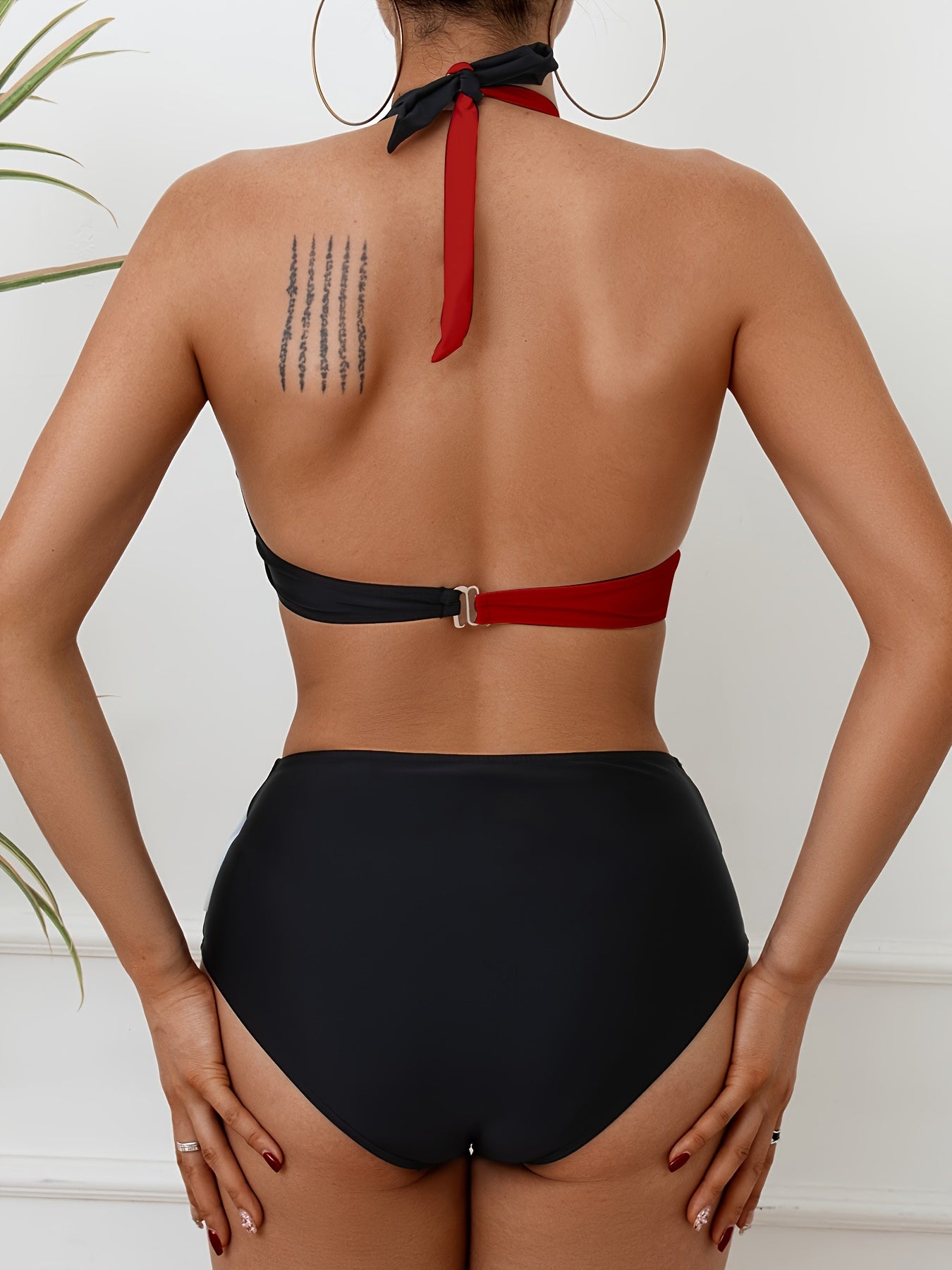 Conjunto de bikini cruzado en blanco y negro con contraste