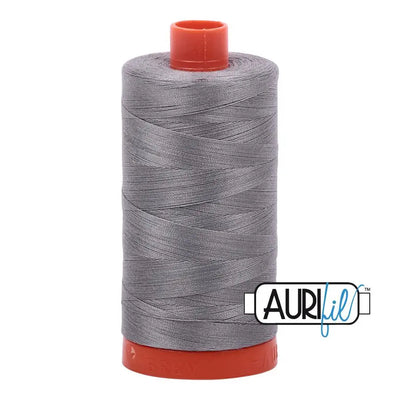Hilo de algodón Aurifil 50wt en color hielo ártico - Carrete grande de 1422 yardas