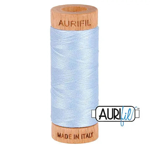 2710 Hilo de Algodón Aurifil 80wt Color Huevo de Gorrión Claro