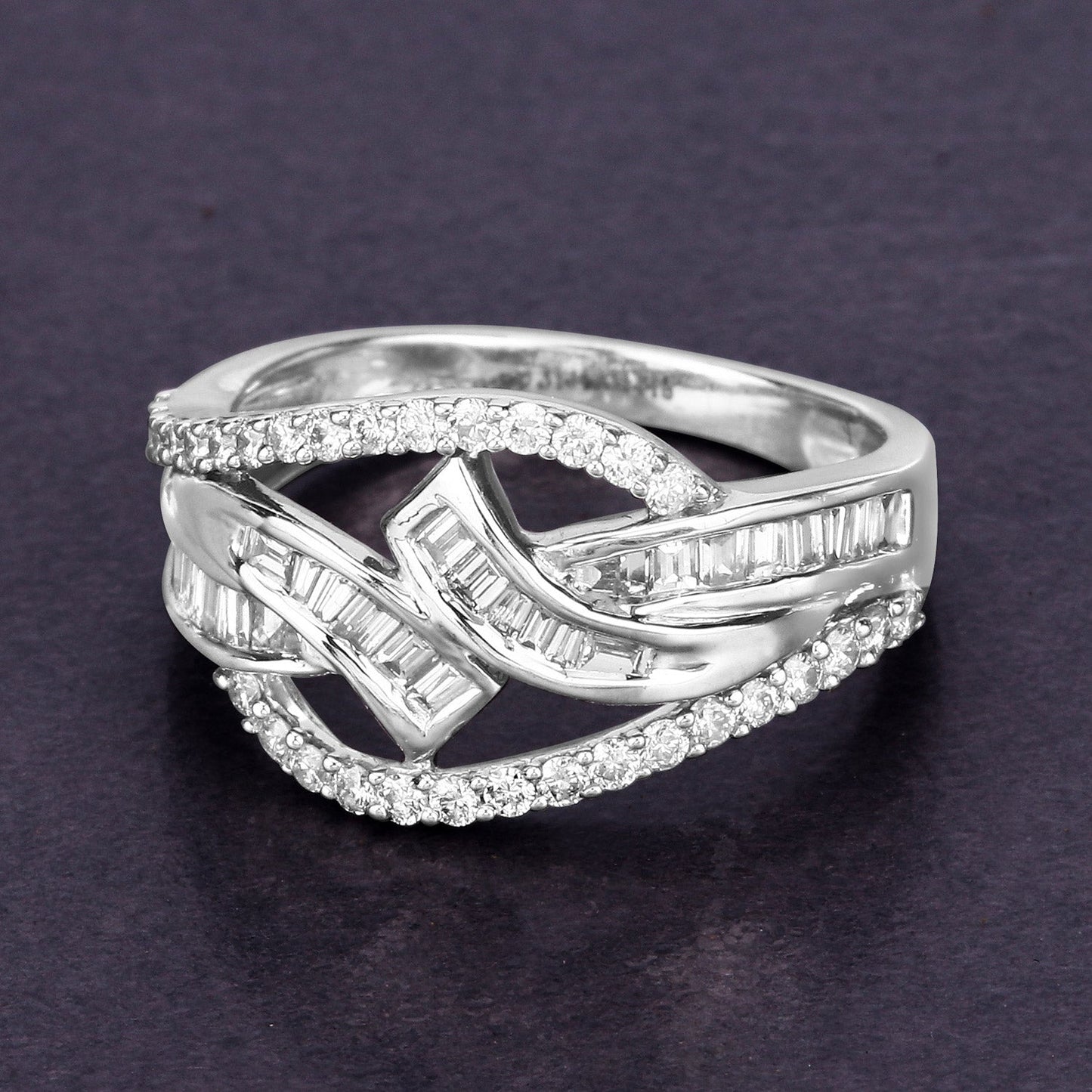 Anillo Cruzado de Diamante Blanco de 0.72 Quilates en Oro Blanco de 14K