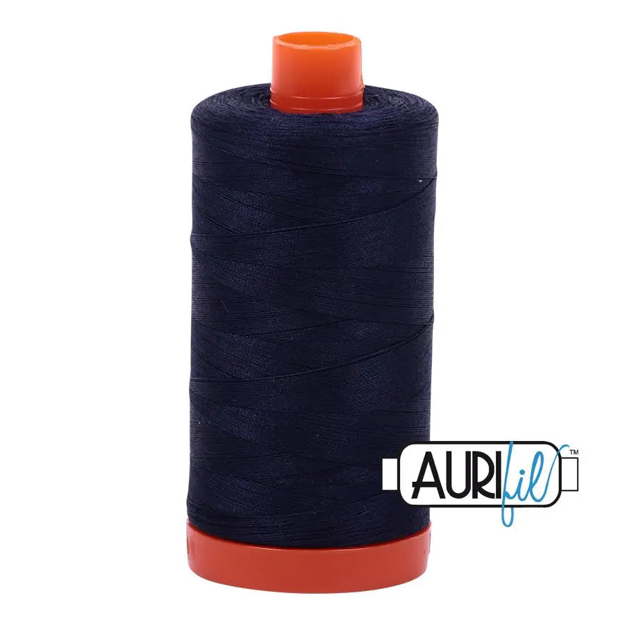 Hilo de Algodón Aurifil 50wt en Color Azul Marino Muy Oscuro - Carrete Grande