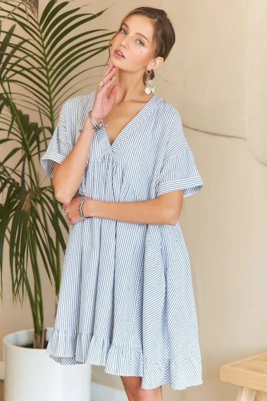 Vestido Babydoll de Cuello en V a Rayas con Dobladillo Volante
