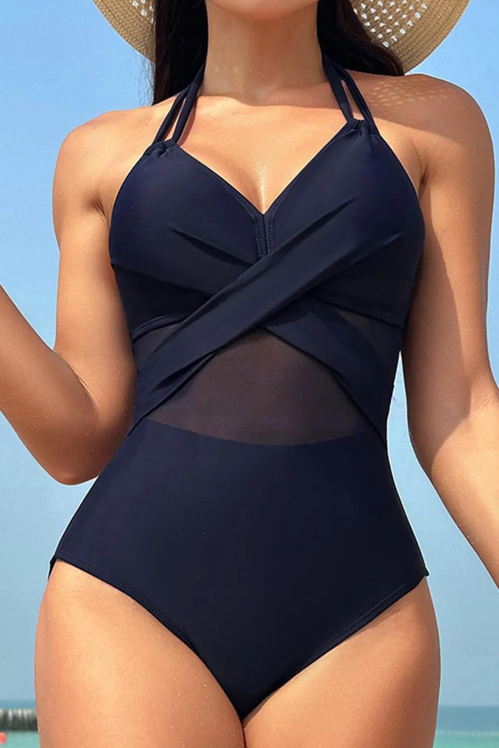 Traje de baño de una pieza con cuello halter entrecruzado