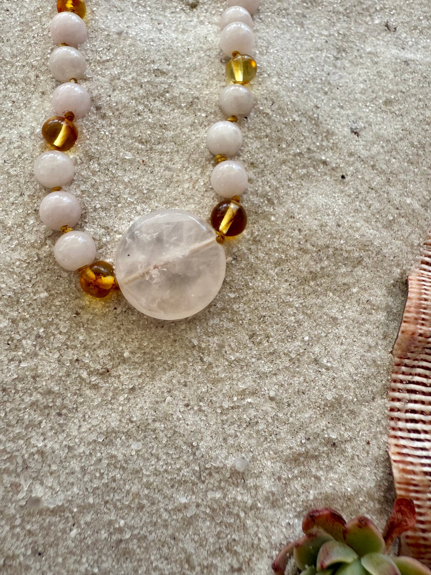 Collar de Cuarzo Rosa y Ámbar del Mar Báltico con Miel