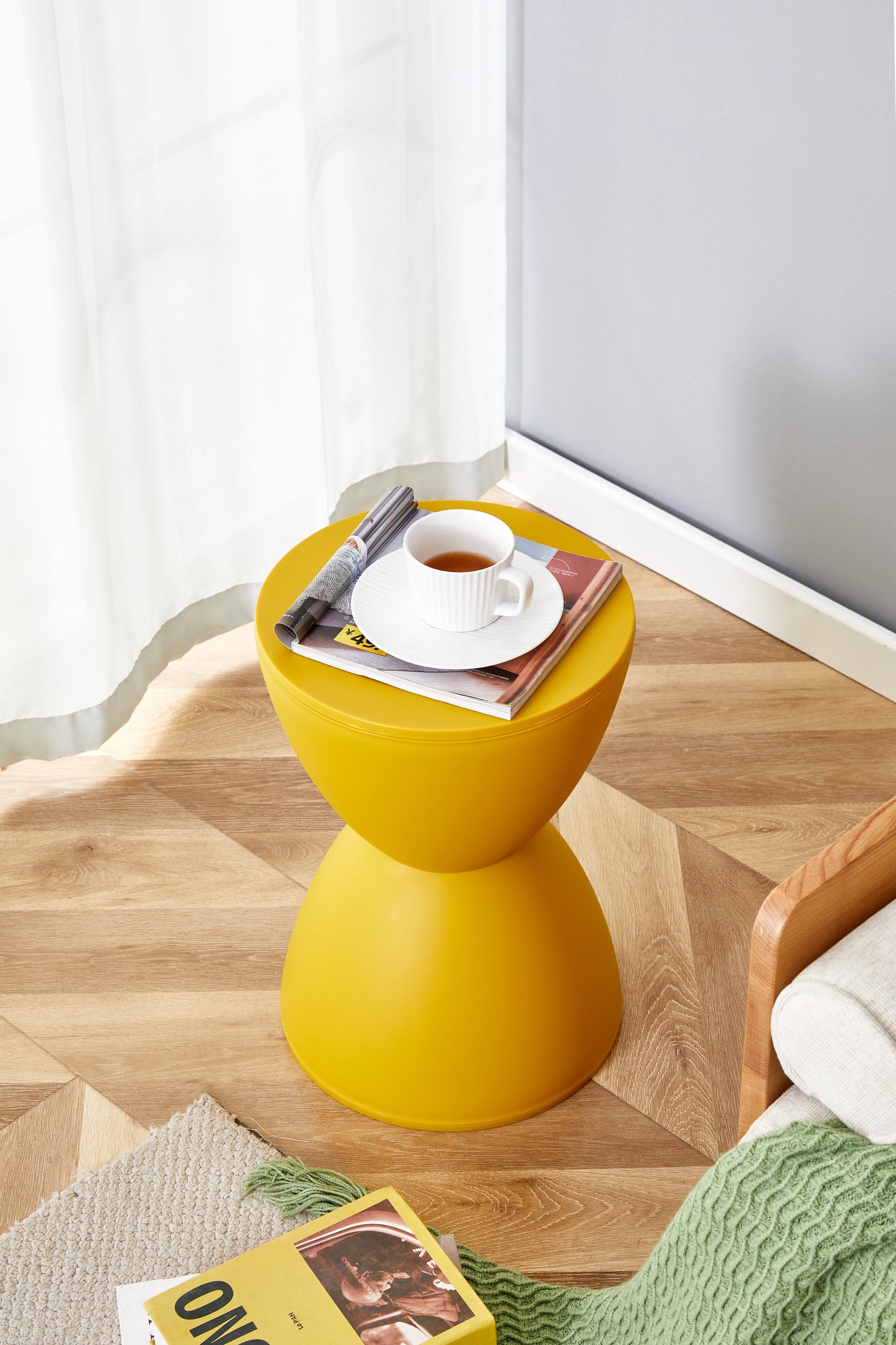 Table d'appoint en plastique jaune élégant