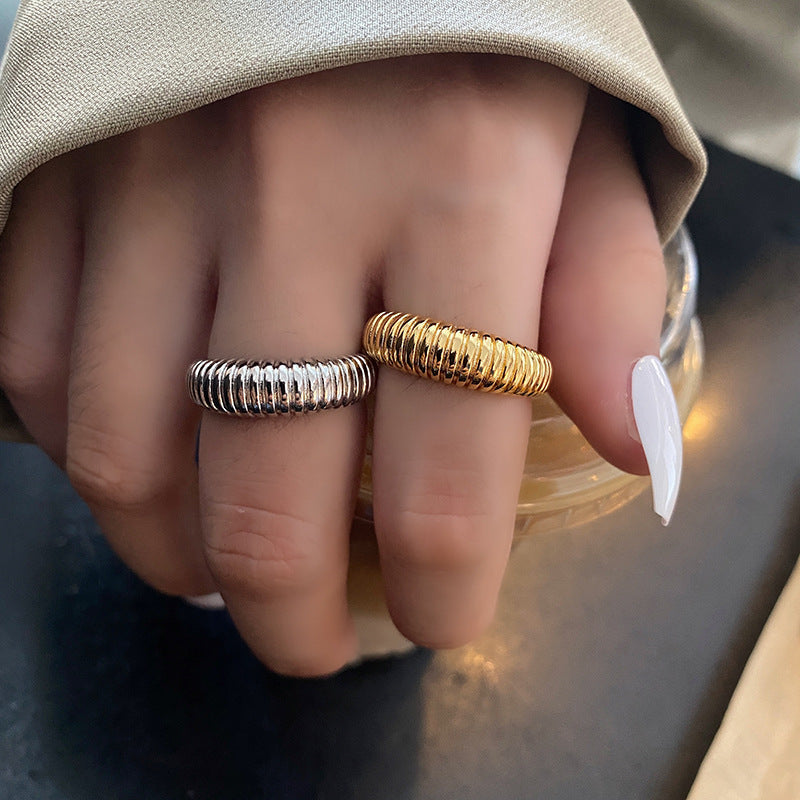Elegant Spiral Pattern Open Finger Ring