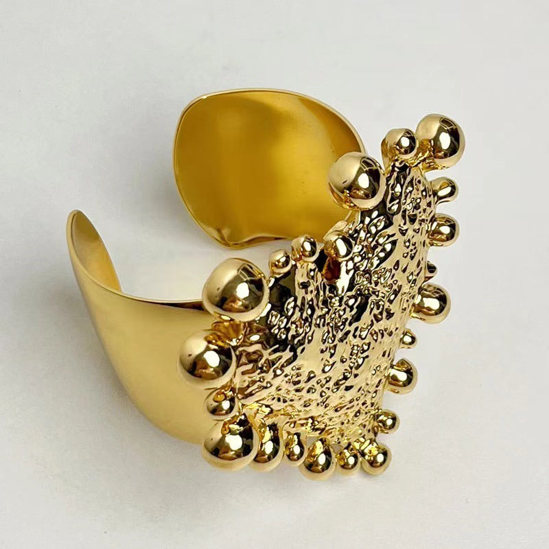 Exquisita Pulsera Ancha de Metal Dorado Retro para Mujeres