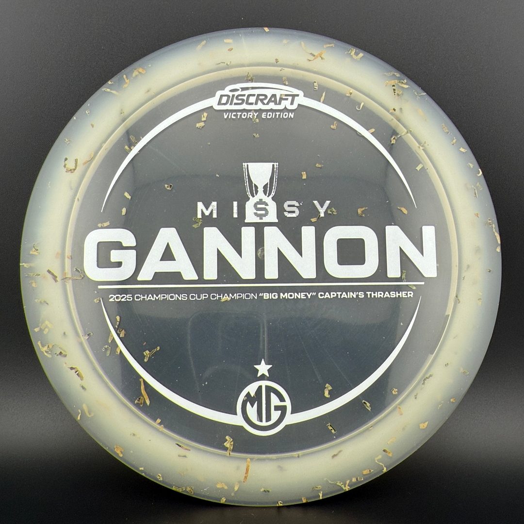 Z Money Captain's Thrasher - Edición Campeones 2025 de Missy Gannon