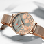 Montre élégante pour femmes étanche avec design de fleurs en découpage