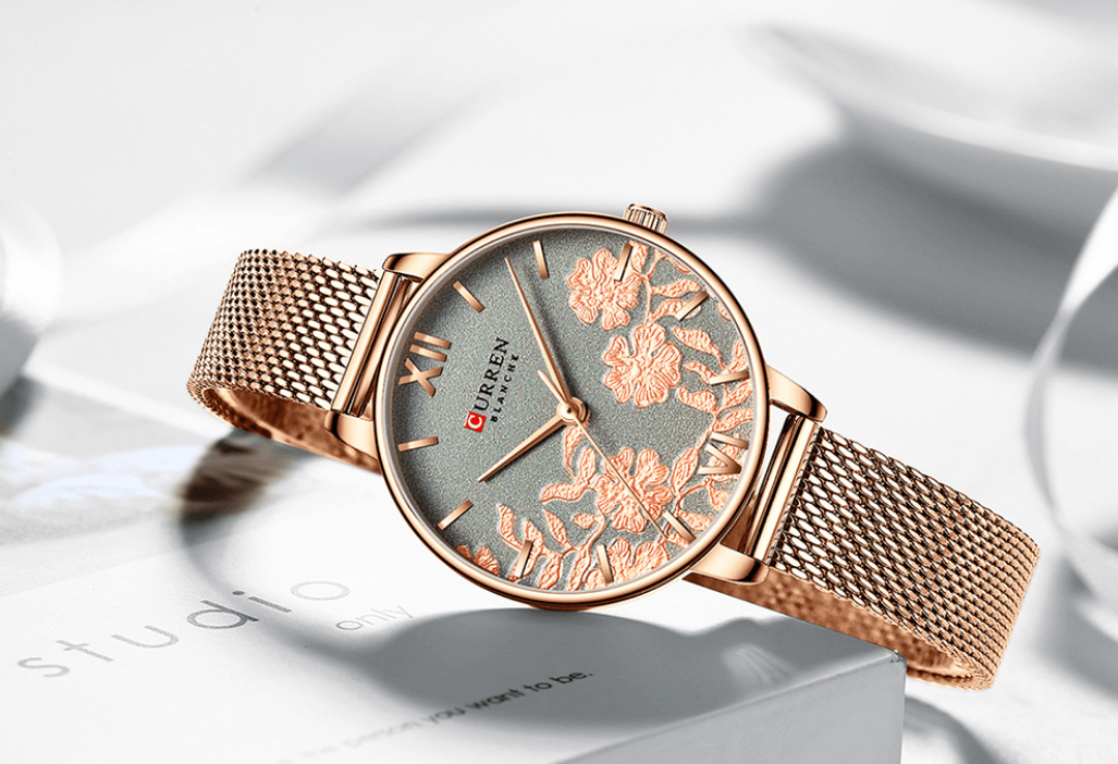 Montre élégante pour femmes étanche avec design de fleurs en découpage