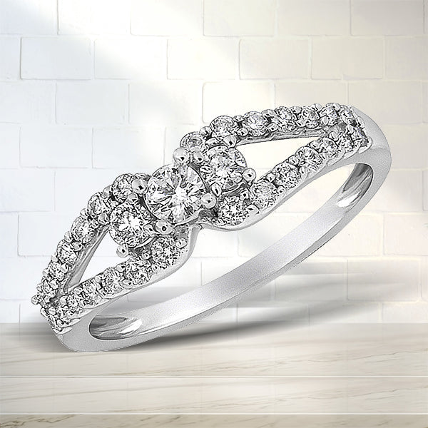 10K White Gold Round Cut Diamond Three Stone Ring - Size 6