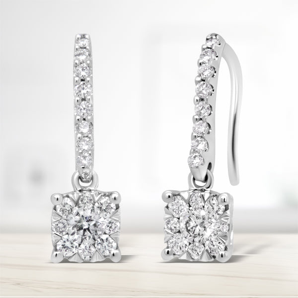 Pendientes colgantes de halo de diamantes redondos en oro blanco de 14 quilates