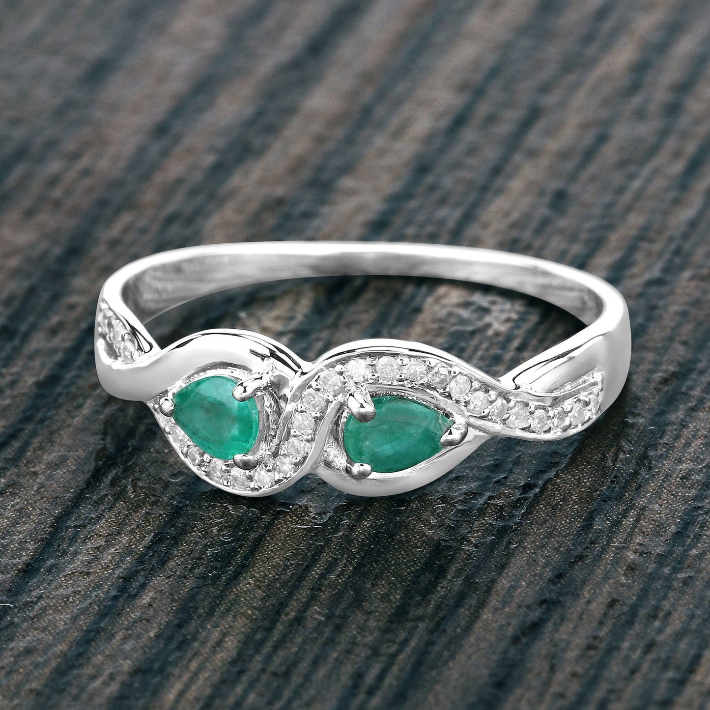Anillo de Compromiso de Esmeralda Zambiana y Diamante de 0.35 Quilates en Oro Blanco de 14K