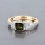 Anillo de 0.72 quilates de turmalina verde y diamante blanco en oro amarillo de 14 quilates